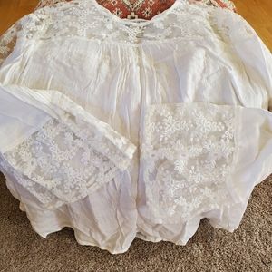 Beautiful  white lace  top so cute 😍